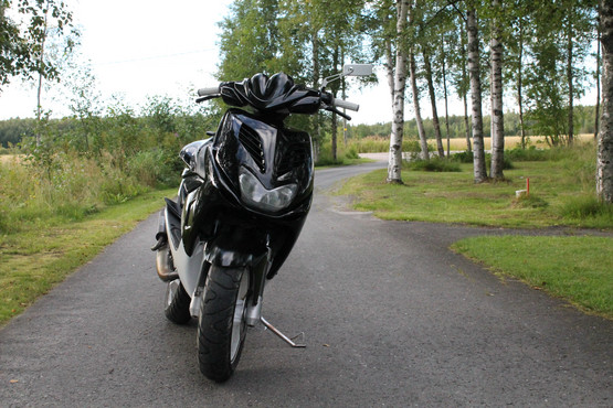 Tun'r etukate, Yamaha Aerox, musta