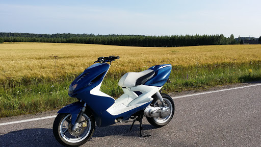 Penkinpäällinen valko/musta, Yamaha Aerox