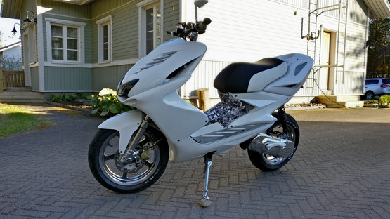 Penkinpäällinen musta/valko, Yamaha Aerox