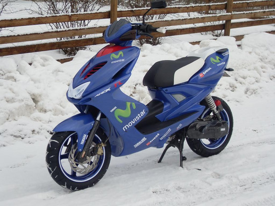 Penkinpäällinen musta/valko, Yamaha Aerox