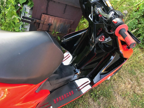 Virtalukonkehys Yamaha Aerox, punainen