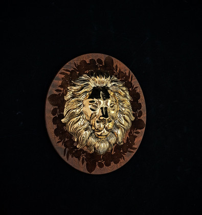 Leijona, kuviotaustalla 26cm - Seinäkoriste