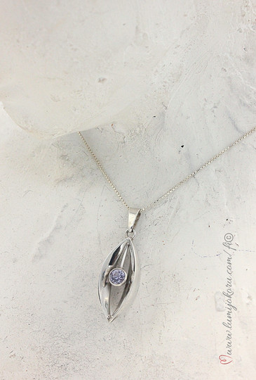 Hopeariipus violetilla kivellä