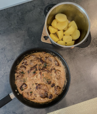 Possu pippurikastikkeessa