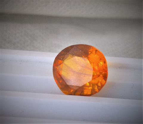 Burmalainen luonnollinen harvinaisuus 100milj. vuotta vanha viistehiottu Burmite / meripihka (amber )