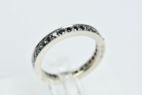 Heidi Vornan ,  18ct valkokulta timanttisormus (1+32 black diamonds)