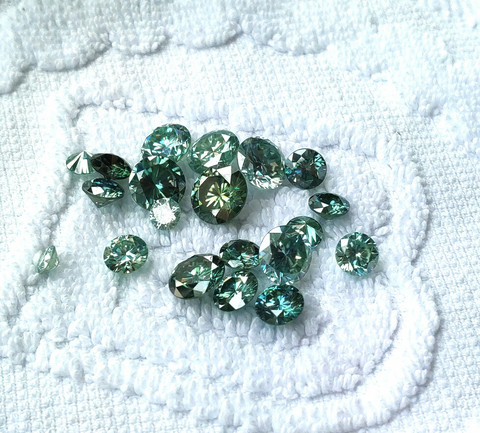 Moissaniitti / moissanite 3mm - 10mm harvinaisempi sinisen vihreä sävy