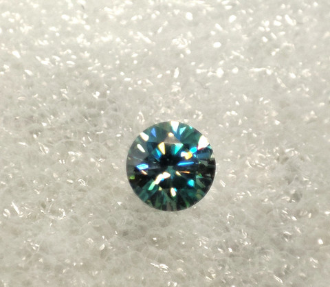 Moissaniitti / moissanite 0,7ct / 6mm  harvinaisempi sinertävän  vihreä sävy