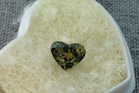 Aleksandriitti 1,4ct , harvinainen sydän hionta GRA todistuksella