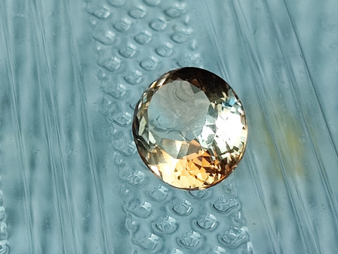 10ct topaasi GRA  aitoustodituksella, jossa 