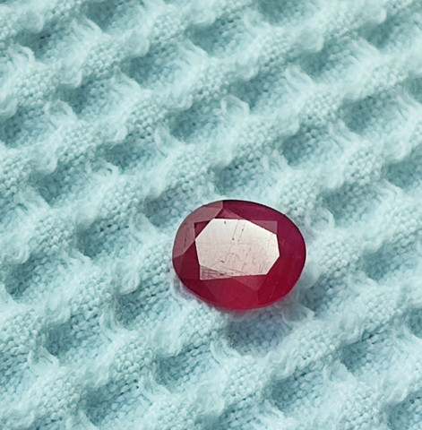 Rubiini 9,8 mm / 3ct kuvallisella GRA aitoustodistuksella