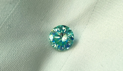 Moissaniitti / moissanite 0,8ct / 6,2mm  harvinaisempi sinertävän  vihreä sävy