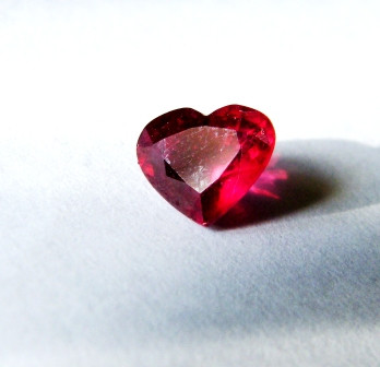 (260) Rubiini sydän  1,8ct VS