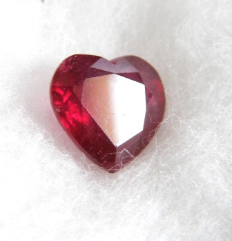 Rubiini sydän  2,5ct VS