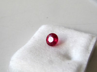 (471) Briljantti kirkas rubiini 5,3mm VS