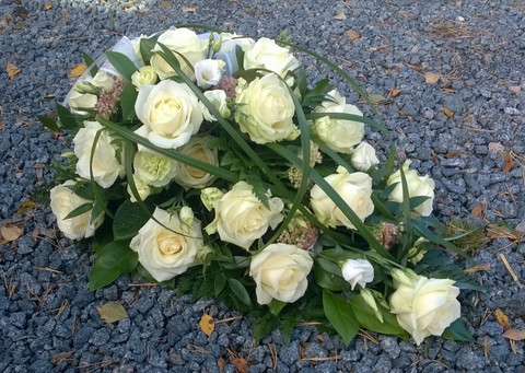 Valkoinen ruusu, maksaruoho - Kihniön Kukka ja Kirja Oy