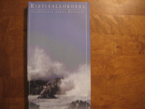 Ristiaallokossa, Leena Haavisto (toim.)