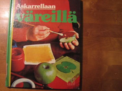 Askarrellaan väreillä, Janet Allen