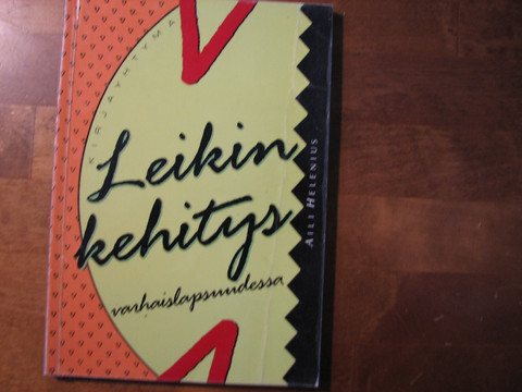 Leikin kehitys varhaislapsuudessa, Aili Helenius