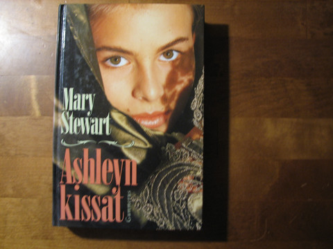 Ashleyn kissat, Mary Stewart