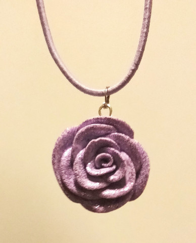 Vaaleanvioletti ruusukaulakoru