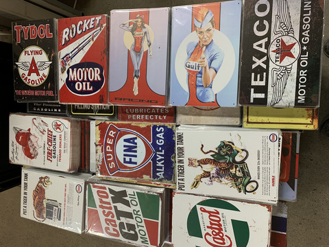 Jätti-erä erilaisia nostalgisia U.S.A huoltoasemien peltikylttejä 212kpl