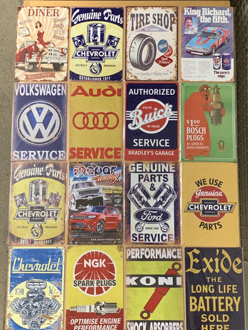 Nostalgisia Huolto ja Service peltikylttejä 36 kpl.
