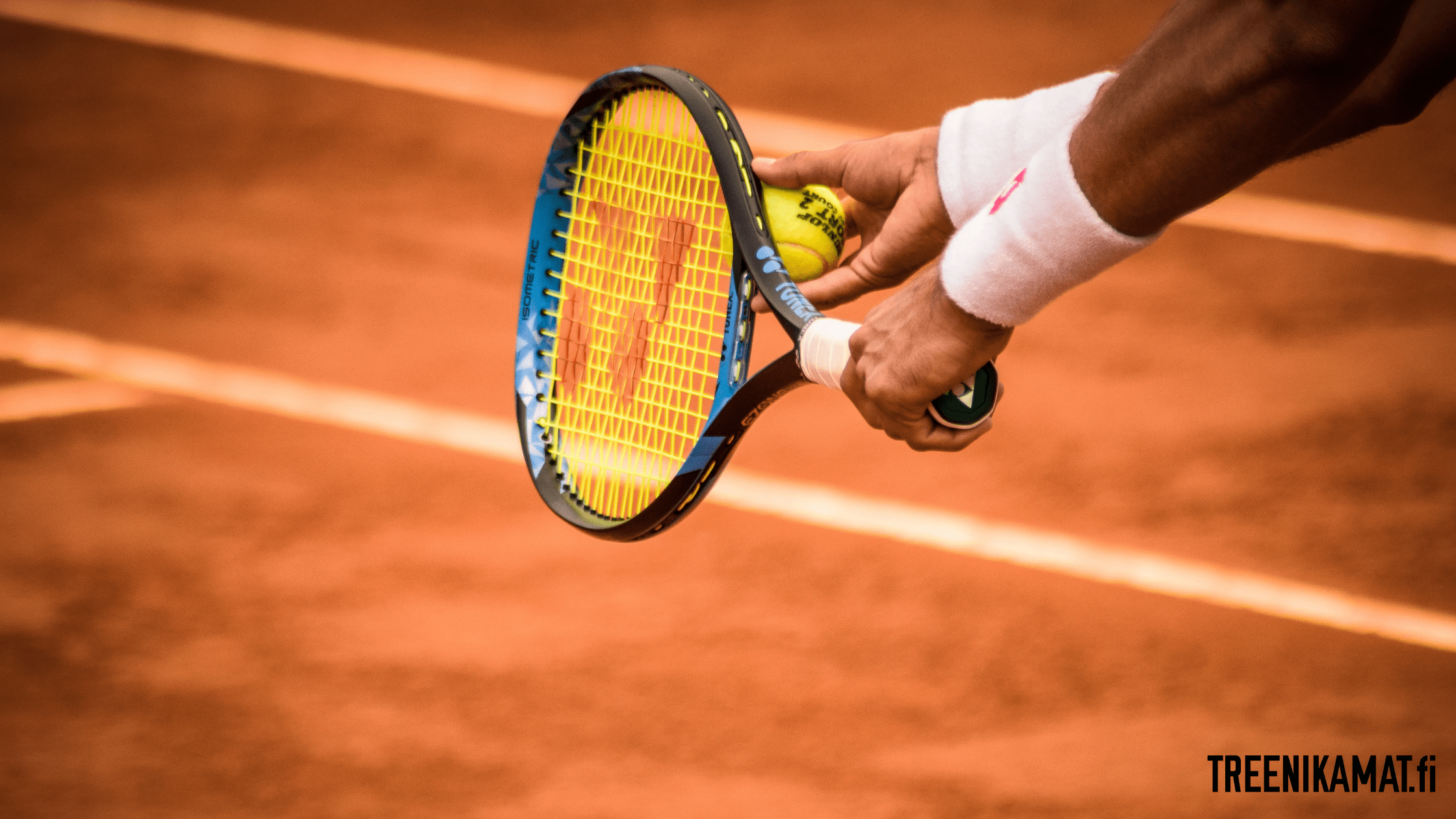 Tennismailan valintakriteerit – paino, kehäkoko ja tasapaino.