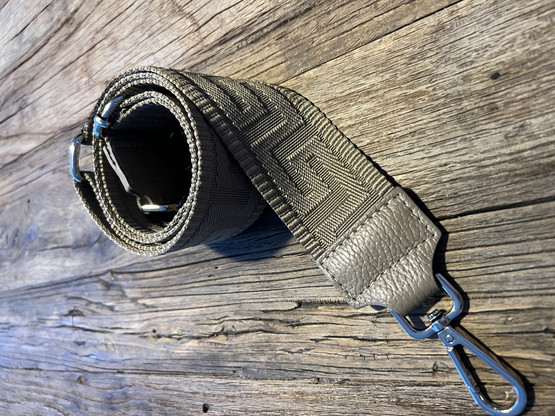 LAUKKUHIHNA TUMMA TAUPE HOPEAHELOILLA