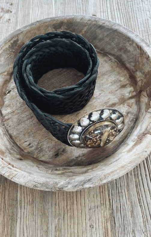 BOHO PUNOTTU NAHKAVYÖ MUSTA