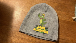 Arne Alligator mössa Baby (grå, på svenska 
