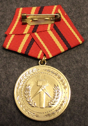 DDR Verdienstmedaille der Kampfgruppen der Arbeiterklasse, East German medal. Gold, w/o box.