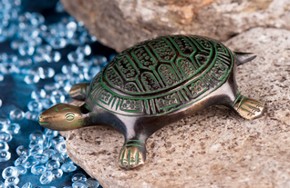 Kilpikonna patsas antiikkimessinkiä 60mm