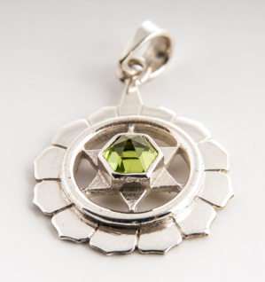 Riipus 'Heart Chakra Anahata Peridootti' 20mm (925 hopea)