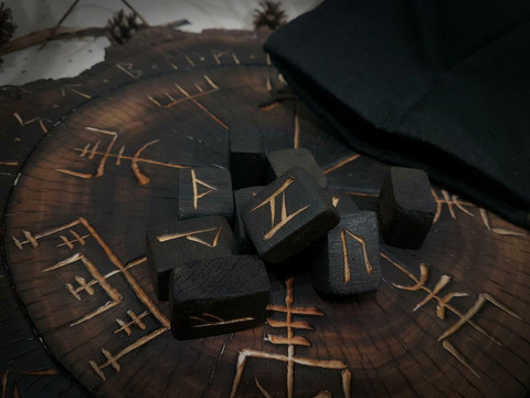 Riimusetti 'Charred Black Runes'