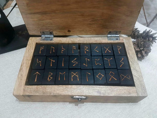 Riimusetti 'Charred Black Runes' & Säilytysrasia
