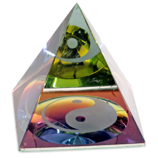 Kristallilasi pyramidi 'Yin Yang' 60*60*60mm