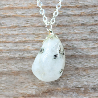 Riipus Valkoinen Labradoriitti / 'White Moonstone Loop' 20-30mm