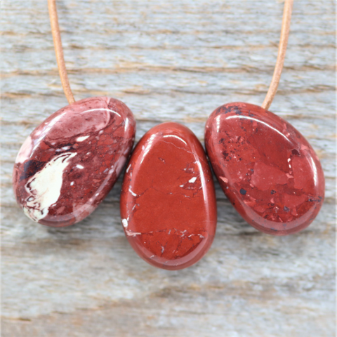 Riipus Punainen jaspis 'Red-Brown Drilled' 20*30mm