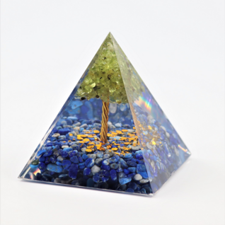 Pyramidi Orgoniitti 'Peridoottipuu lapis lazuli pohjalla' 60*60*65mm