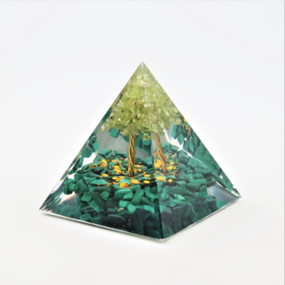 Pyramidi Orgoniitti 'Peridoottipuu malakiittipohjalla' 60*60*65mm