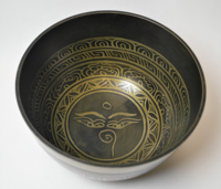 Tiibetiläinen äänimalja koristekaiverrettu 'Ompmh' Ø17*10cm/1250-1500g