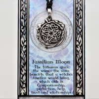 Talismaanikoru 'Familiars Moon'