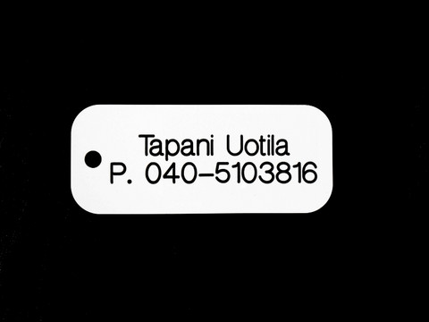 Pyydysmerkki omalla nimellä ja puhelinnumerolla