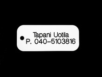Pyydysmerkki omalla nimellä ja puhelinnumerolla