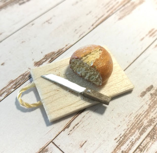 Ranskanleipä + veitsi leikkuulaudalla
